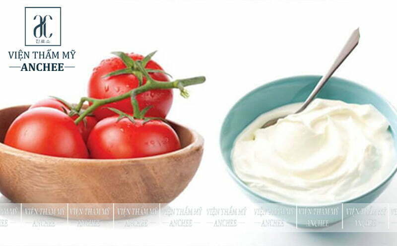 Cà chua và sữa chua không đường giảm thâm và làm mềm da