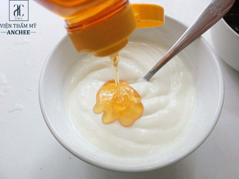 Mật ong kết hợp với sữa chua để trị mụn