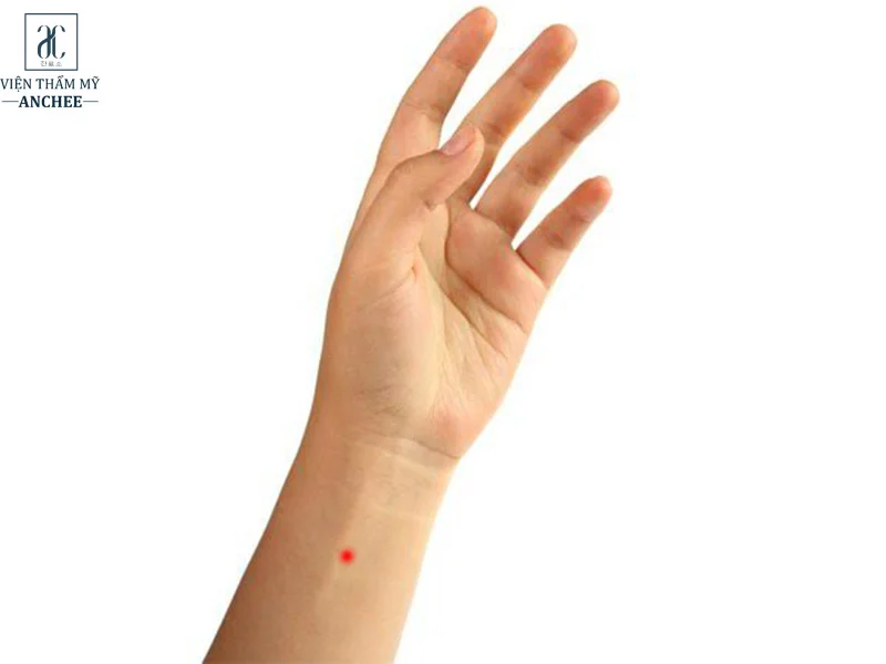 Xăm nốt ruồi son ở cổ tay có ý nghĩa gì? Luận công danh