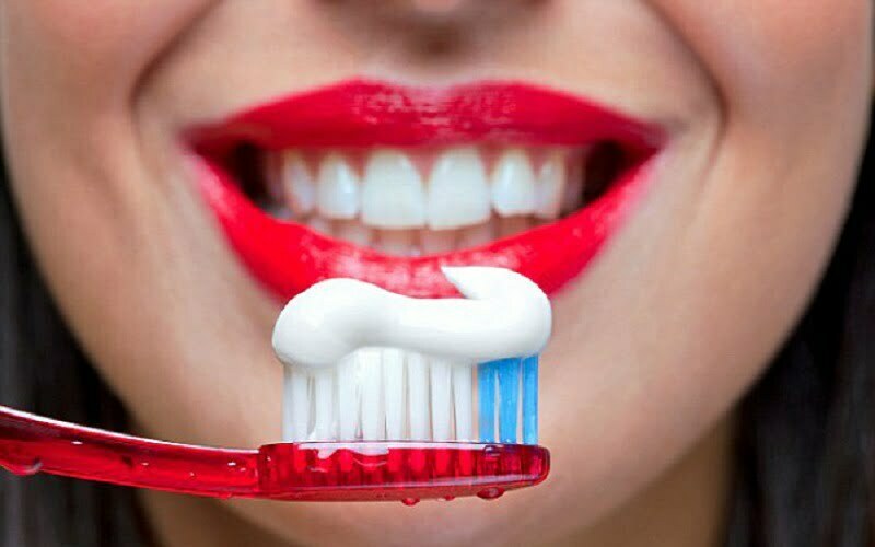 Phun môi có được đánh răng không? Nên kiêng mấy ngày