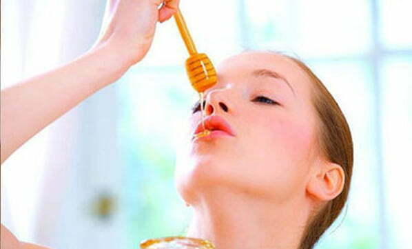 BẬT MÍ 12 cách trị thâm môi bằng mật ong ửng hồng sau 3 ngày