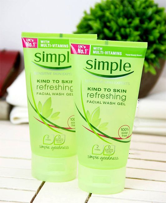 Sữa rửa mặt Simple Skin Smoothing Facial Scrub đến từ Anh