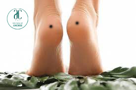 [Giải mã] Nốt ruồi ở chân bên trái, phải của Nam & Nữ mang ý nghĩa gì?